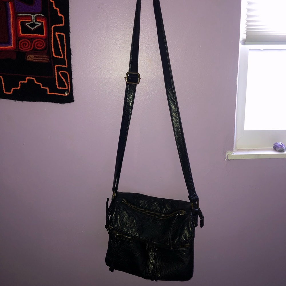 black shoulder bag